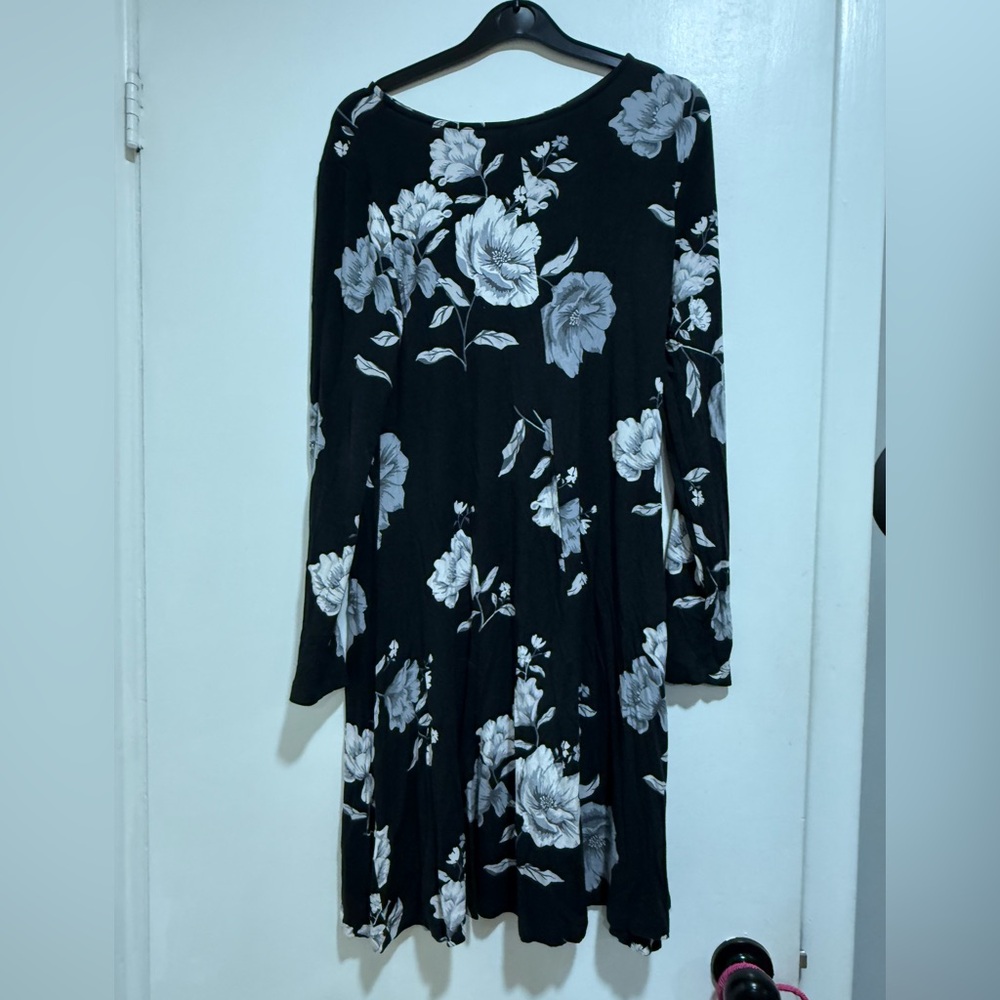 Old Navy Black and White Floral Long Sleeve Dress